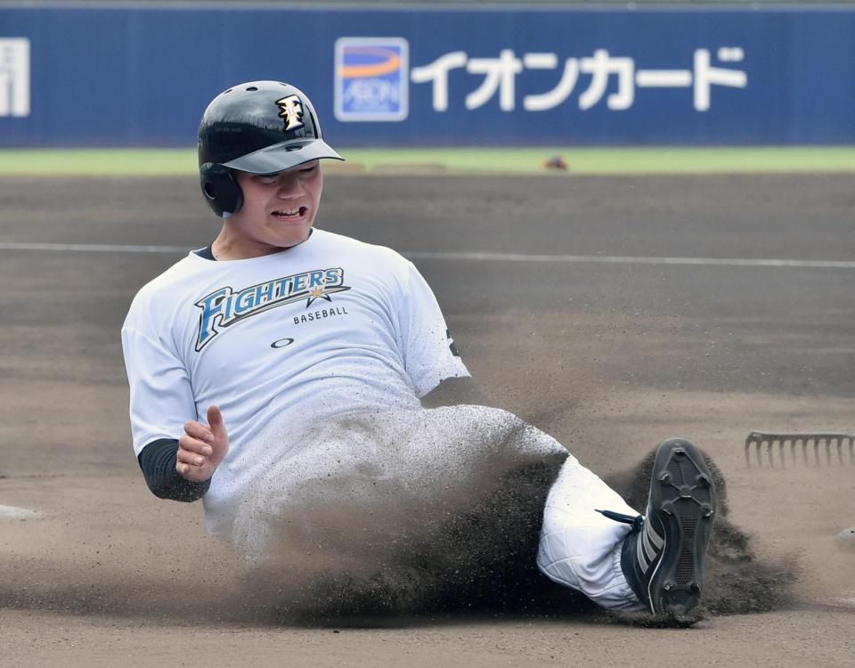 　走塁練習で本塁に滑り込む日本ハム・清宮＝ファイターズ鎌ケ谷スタジアム