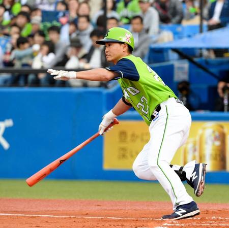 １回ヤクルト無死満塁、ショートへ先制の適時内野安打を放つヤクルト・青木宣親＝神宮（撮影・金田祐二）