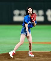 ファーストピッチを行うＮＧＴ４８長谷川玲奈＝東京ドーム（撮影・中田匡峻）