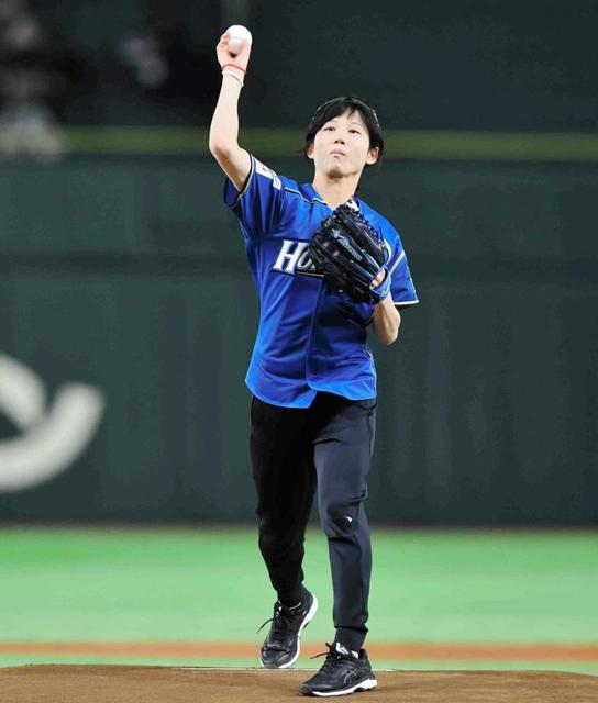 高木美帆　「次は速い球を」と笑顔　日本ハム－ロッテで始球式