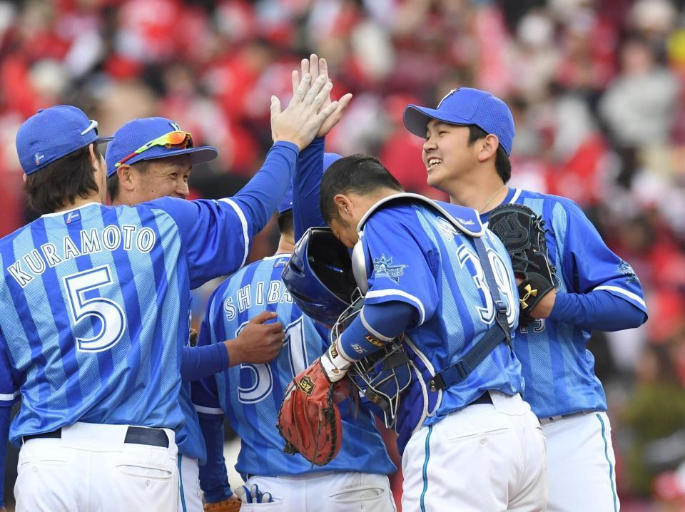 最後を締め、ナインと勝利のハイタッチをかわすＤｅＮＡ・山崎憲晴（右）らＤｅＮＡナイン＝マツダスタジアム（撮影・飯室逸平）