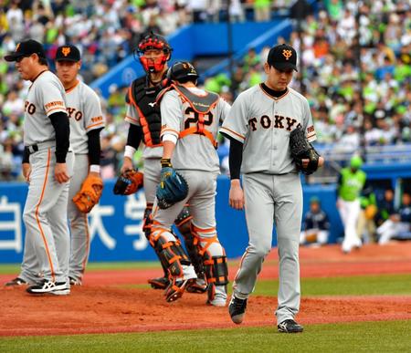 ６回、降板する巨人・野上亮磨（右）＝神宮（撮影・出月俊成）