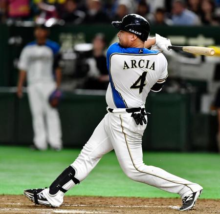 ６回日本ハム２死一、三塁、同点となる右前適時打を放つ日本ハム　オズワルド・アルシア＝東京ドーム（撮影・中田匡峻）