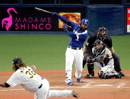 　８回、逆転適時打を放つアルモンテ