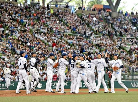 　８連勝しタッチを交わす西武ナイン（撮影・西岡正）