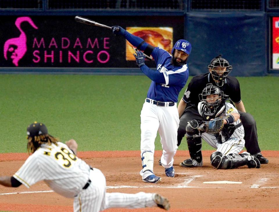 　８回、逆転適時打を放つアルモンテ