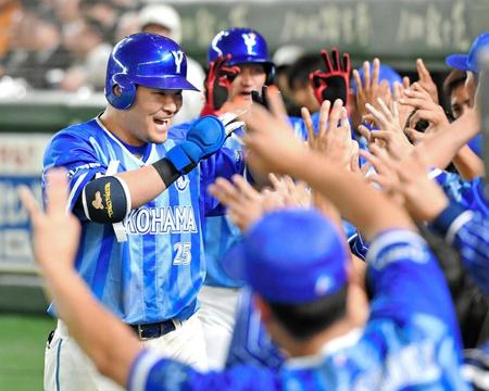 ６回、先制２ランを放ちナインとハイタッチする筒香（撮影・棚橋慶太）