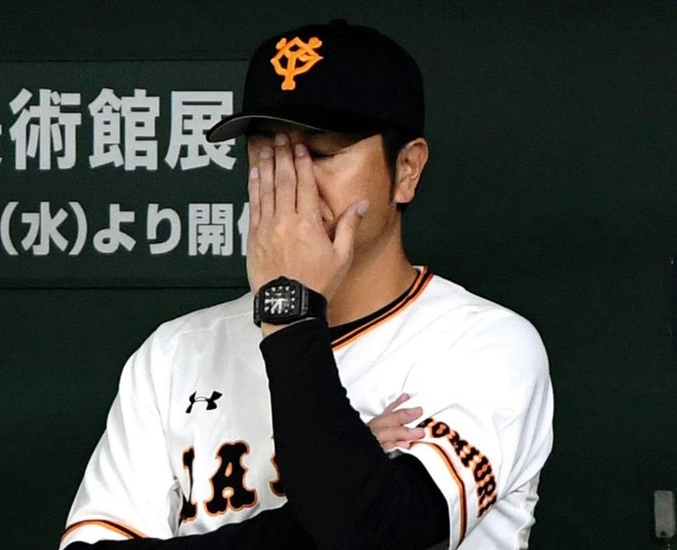劣勢に手で顔を覆う巨人・高橋由伸監督＝東京ドーム（撮影・棚橋慶太）