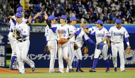　２年ぶりの６連勝で首位に立ち、タッチを交わすＤｅＮＡナイン＝横浜