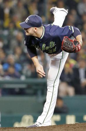 　来日初勝利を挙げたヤクルトのカラシティー＝甲子園