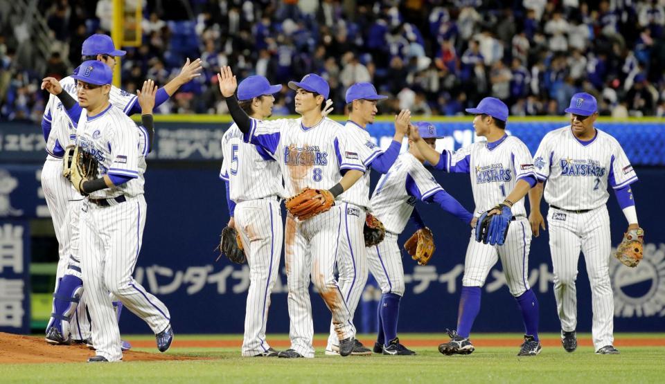 　２年ぶりの６連勝で首位に立ち、タッチを交わすＤｅＮＡナイン＝横浜