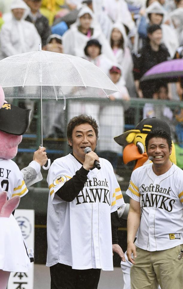 　ソフトバンクとロッテの試合中止が決まった後、ものまねで盛り上げるタレントのコロッケさん＝14日、熊本市の藤崎台県営野球場