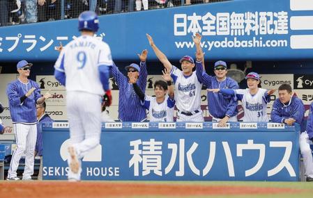 　１回、宮崎の先制２点打にベンチで大喜びするＤｅＮＡナイン＝横浜