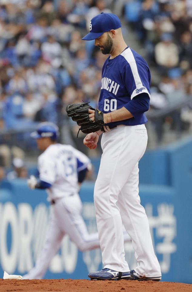 　１回、ＤｅＮＡ・筒香（左）に先制ソロを浴びた中日・ジー