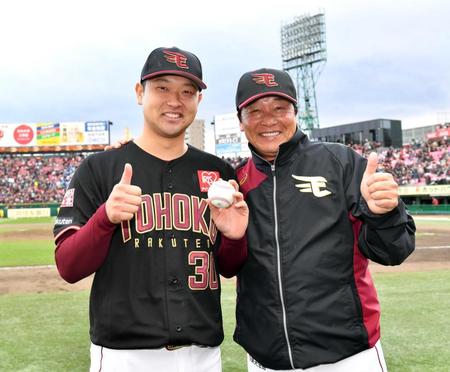 　梨田監督（右）と笑顔を見せる池田