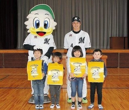 ランドセルカバーをプレゼントした藤岡