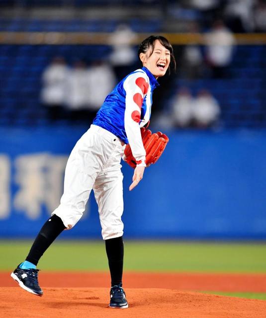藤田菜七子ジョッキーがロッテ始球式　ノーバンならず「難しいですね」