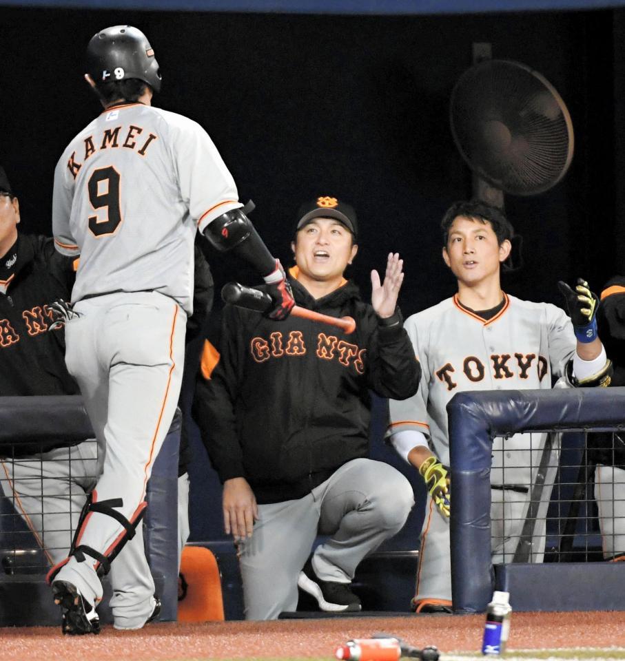 ６回、２ランを放った巨人・亀井義行を笑顔で出迎える巨人・高橋由伸監督＝ハードオフエコスタジアム新潟（撮影・棚橋慶太）