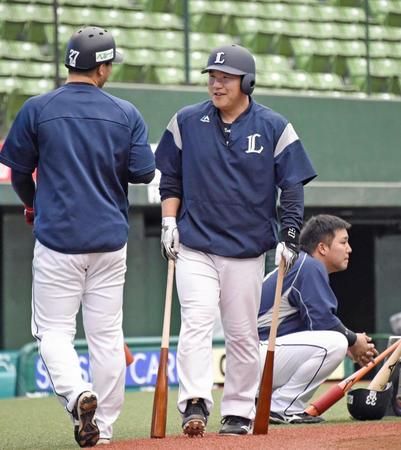 打撃練習のケージに入る中村