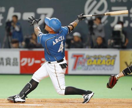 　８回日本ハム無死一塁、天井に当たる打球を放つアルシア。二塁内野安打となる＝札幌ドーム