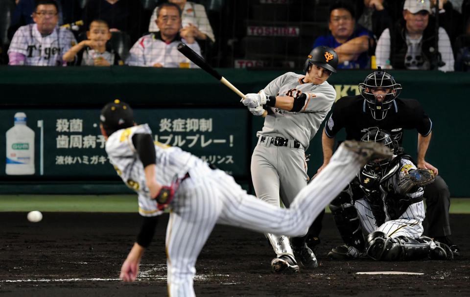 ４回無死満塁、阪神・藤浪（手前）から右前に適時打を放つ吉川
