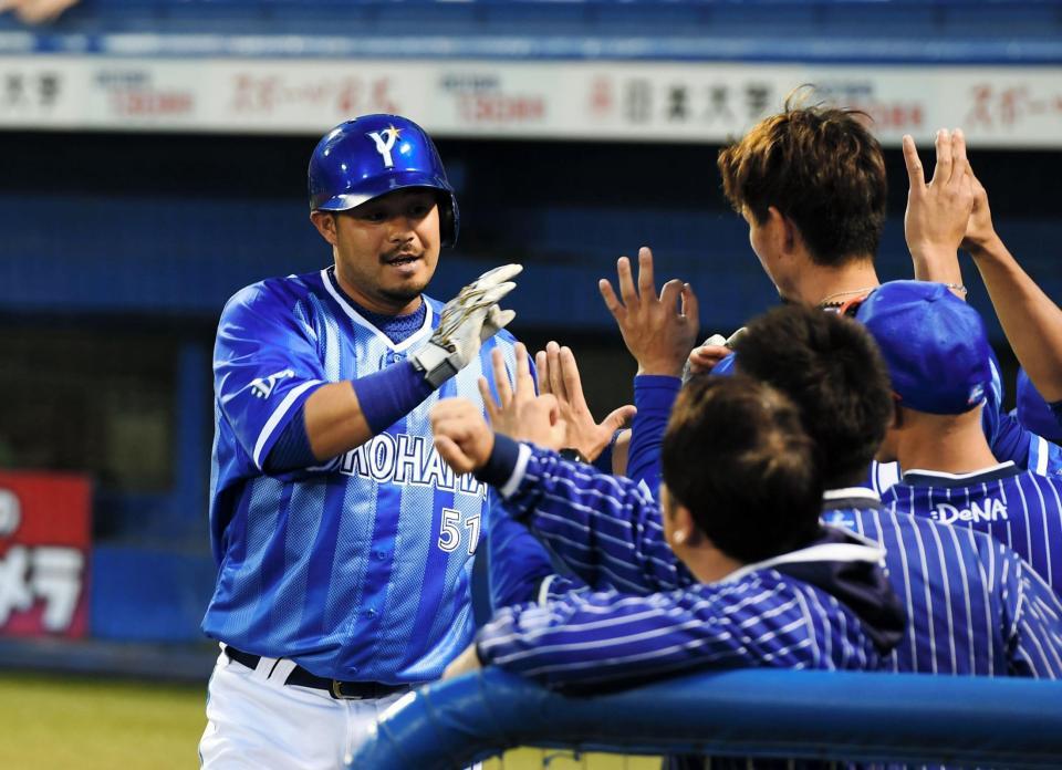 ２回、反撃のソロ本塁打を放ちナインとタッチするＤｅＮＡ・宮崎敏郎＝神宮球場（撮影・園田高夫）