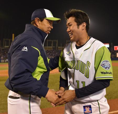 　今季初勝利を挙げ、小川監督と笑顔で握手する由規