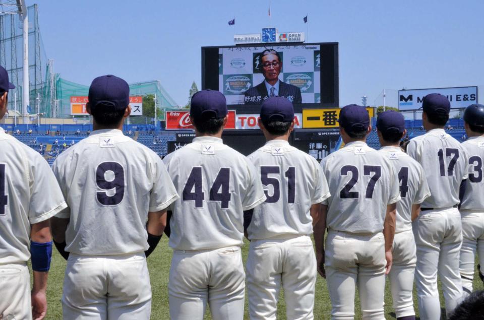　星野仙一氏の映像を見つめる明大ナイン