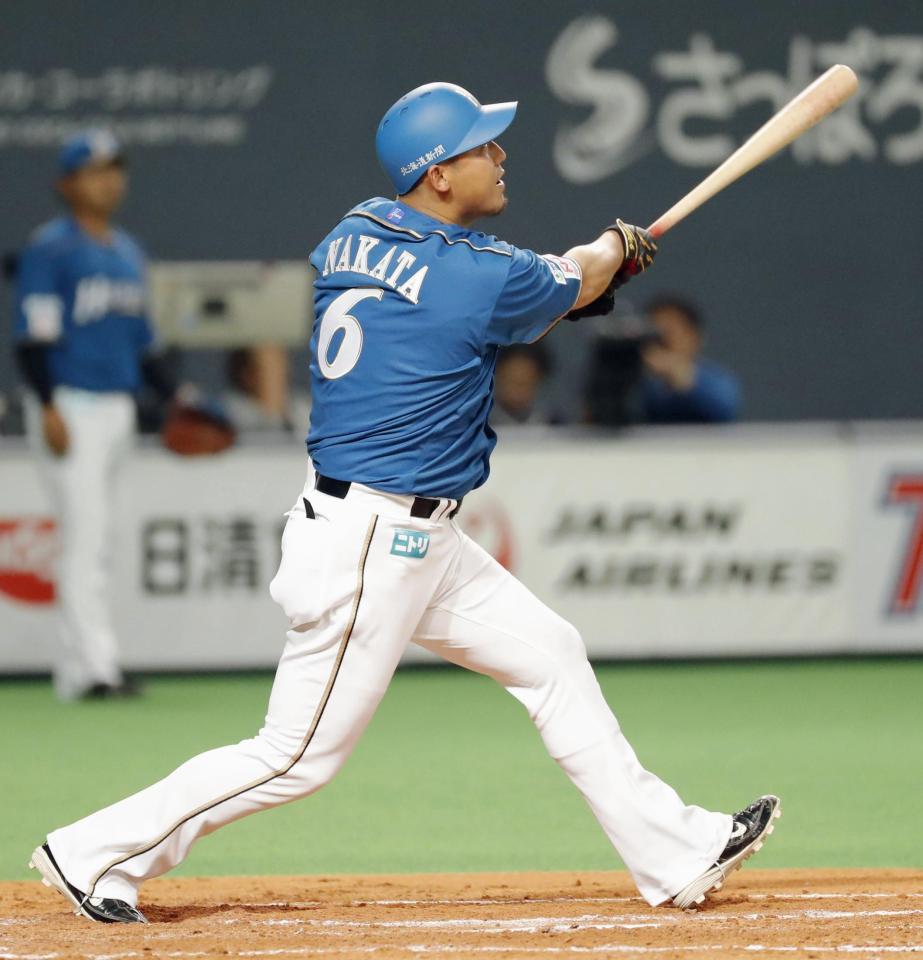 　３回日本ハム１死一塁、中田が中越えに適時二塁打を放つ＝札幌ドーム