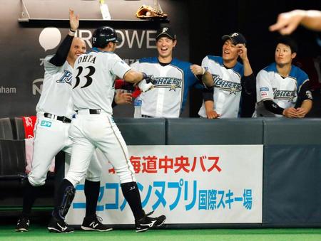 ４回、２打席連続で本塁打を放った大田を迎える日本ハムナイン＝札幌ドーム