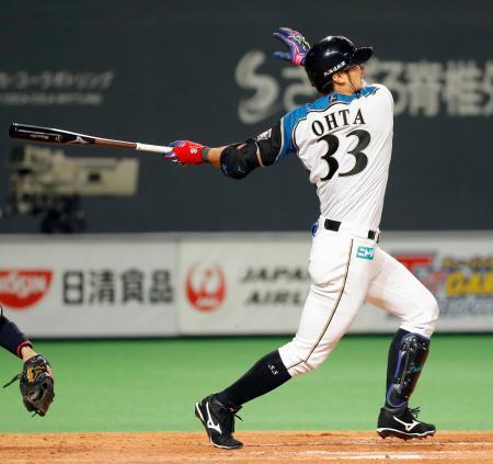 　４回日本ハム２死二塁、大田が左中間に２打席連続本塁打となる勝ち越し２ランを放つ＝札幌ドーム