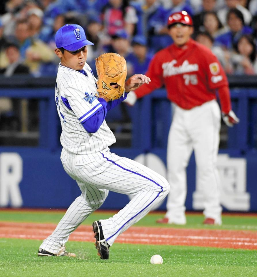 ５回、バントの打球をファンブルした今永昇太＝横浜スタジアム（撮影・棚橋慶太）