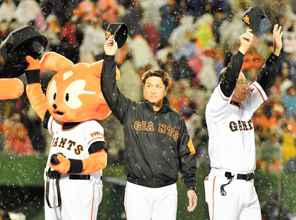 ファンの歓声に応える高橋由伸監督（中央）＝長野オリンピックスタジアム（撮影・中田匡峻）