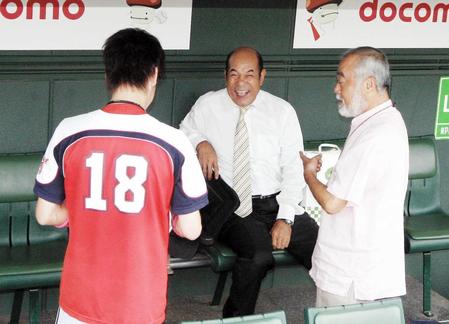 　２０１１年８月、試合前に談笑する衣笠氏（中央）と安仁屋氏（右）、前田健太