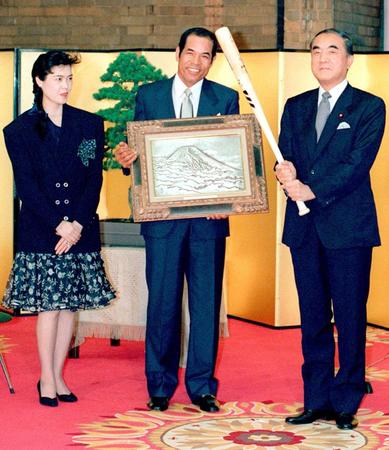 　国民栄誉賞表彰式で、中曽根首相（右）と一緒に写真に納まる衣笠。左は正子夫人＝１９８７年６月
