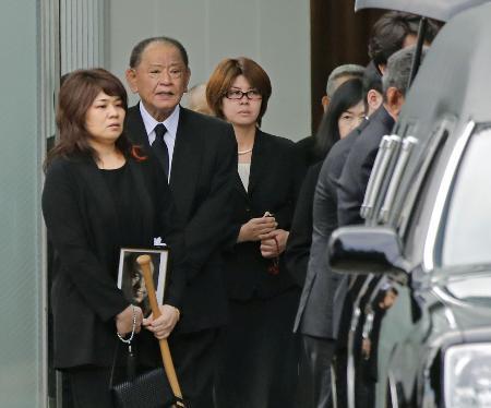 　衣笠祥雄さんの葬儀に参列した江夏豊さん（左から２人目）＝２５日午後、東京都港区