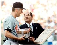 　２２１６試合連続出場達成で、試合前にプレゼントを交換するリプケン（左）と衣笠氏＝１９９６年６月（ＡＰ＝共同）