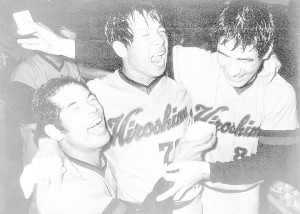 　１９７５年１０月　リーグ優勝祝賀会で古葉監督（中央）と抱き合い喜び合う山本（右）と衣笠