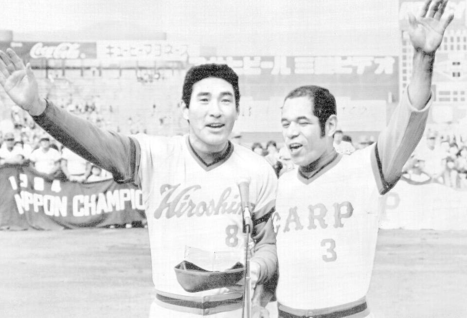 　ファン感謝デーで選手宣誓する山本（左）と衣笠氏＝１９８４年
