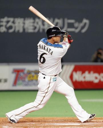 　８回日本ハム２死二、三塁、中田が左翼線に２点二塁打を放つ＝札幌ドーム