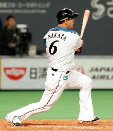 ５回日本ハム１死二、三塁、中田が左前に適時打を放つ＝札幌ドーム