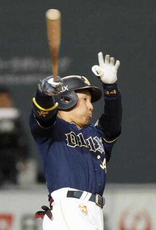 　６回、吉田正が右越えに本塁打を放つ＝札幌ドーム
