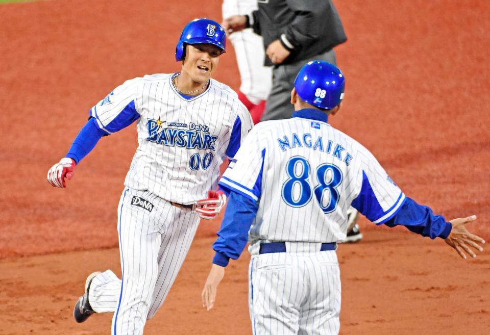 　１回、ソロを放ち笑顔で三塁を回る宮本