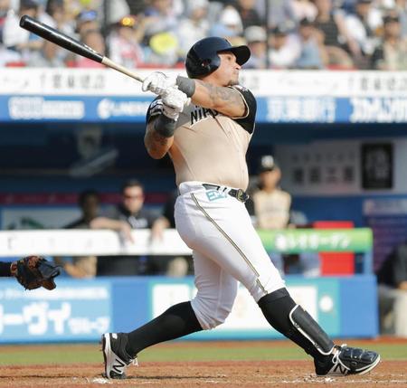 　６回日本ハム２死、アルシアが右越えに本塁打を放つ＝ＺＯＺＯマリン