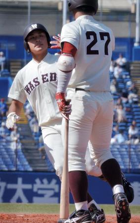 ２回、先制本塁打を放ちチームメートに迎えられる早大・吉沢（左）