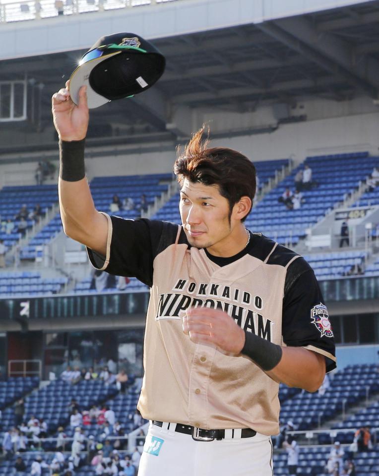 　ロッテに勝利し、ファンの声援に応える日本ハム・大田＝ＺＯＺＯマリン