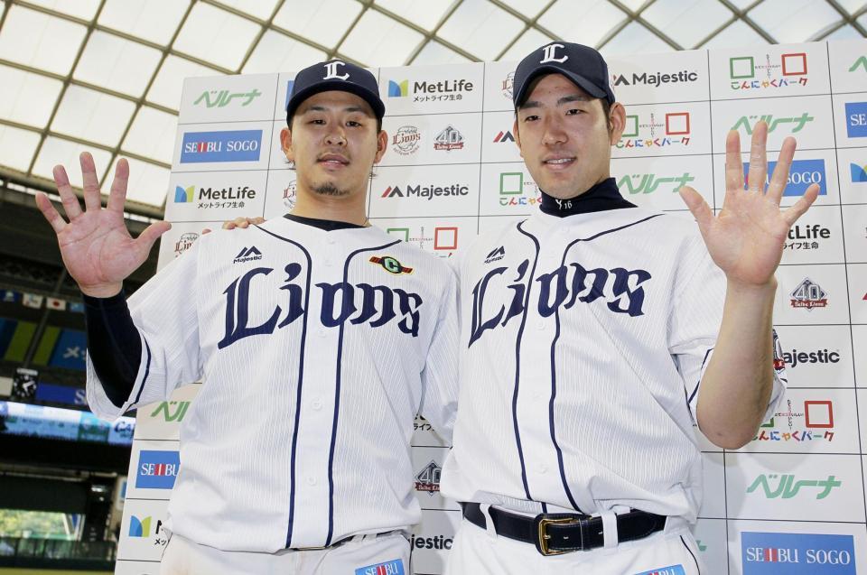 　楽天に勝利し、ポーズをとる西武・浅村（左）と菊池＝メットライフドーム