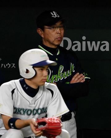 巨人・菅野智之に完封され、ベンチでぼう然とするヤクルト・小川淳司監督＝東京ドーム（撮影・出月俊成）
