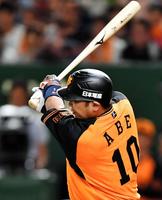 ７回、右へ同点打を放つ阿部