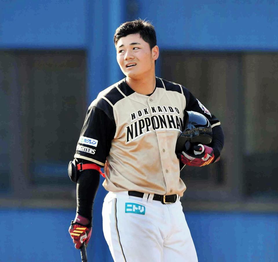 ９回、空振り三振に倒れ、悔しそうな表情を見せる清宮